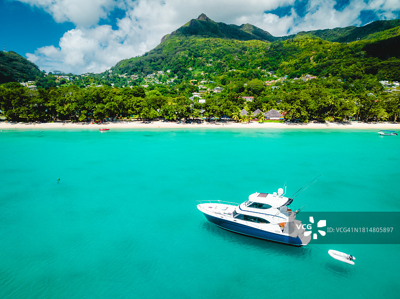 塞舌尔马埃岛海边豪华游艇图片素材