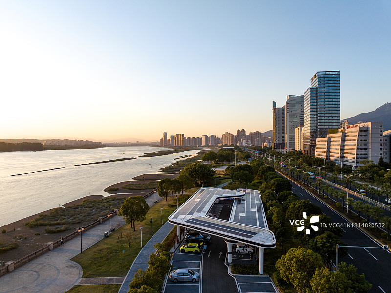 水滨城市太阳能电池板屋顶电动汽车充电站高视角图片素材