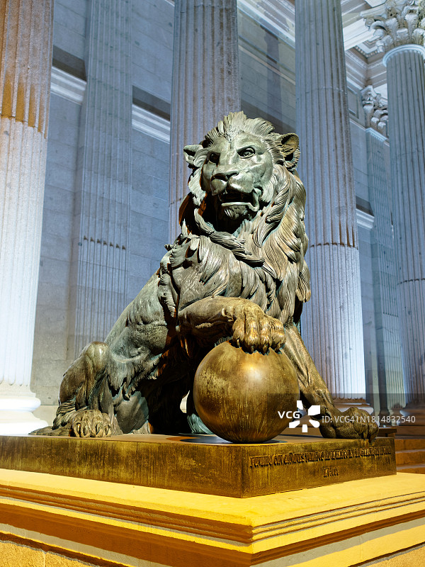 守护西班牙议会入口的青铜狮子图片素材