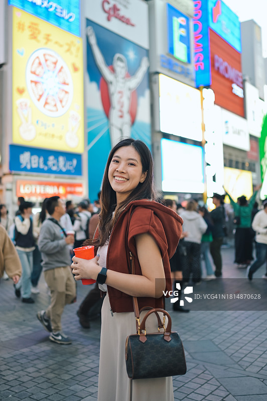 日本大阪道顿堀心斋桥商业街上的行人图片素材