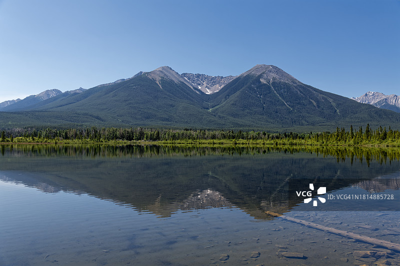 将希望倾注湖中，欣赏壮丽山景图片素材