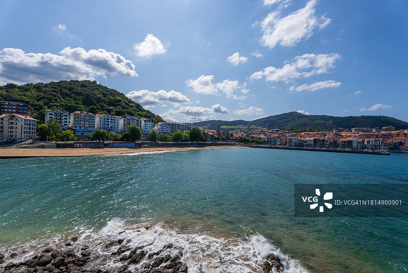 西班牙巴斯克地区比斯开亚海岸的莱凯蒂奥渔村和圣玛丽亚大教堂图片素材