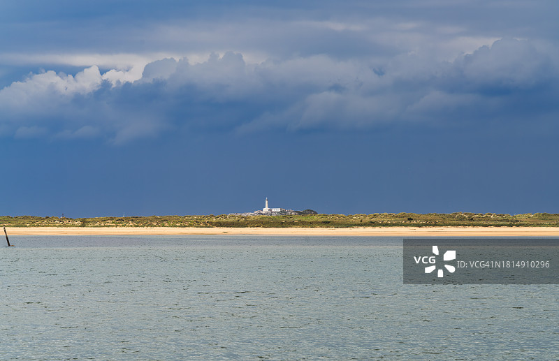 米耶拉河口和蓬塔尔沙丘景观，背景是西班牙坎塔布里亚的穆罗岛灯塔图片素材