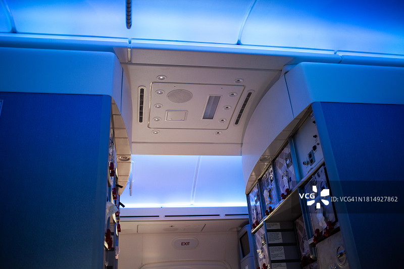 沐浴在蓝光中的飞机厨房图片素材