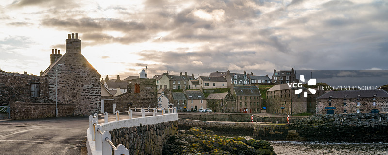 苏格兰波特索伊村庄的逆光景色图片素材