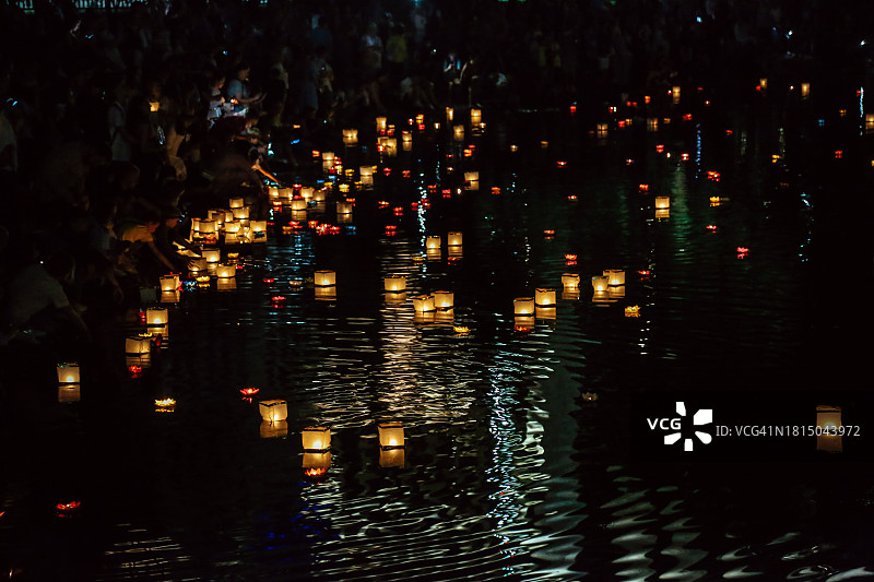 暗夜漂浮的中国灯笼水灯图片素材