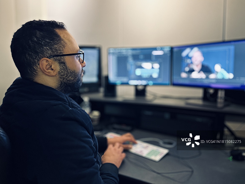 带2个液晶显示器的视频编辑图片素材