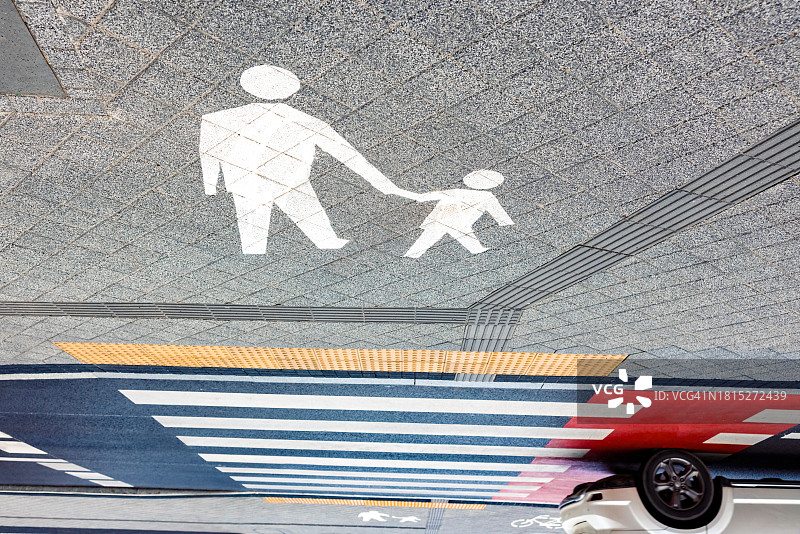 绘制了男人和儿童轮廓的街道图片素材