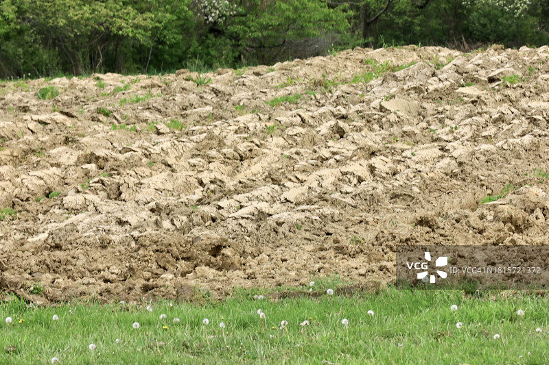 翻耕后待种植的农田图片素材