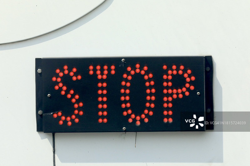 仅显示“停止”字样的照明电子标志图片素材