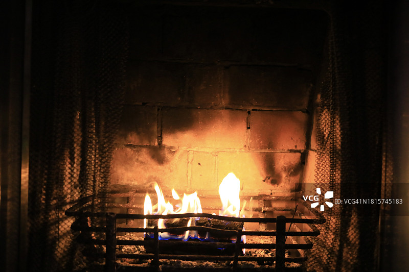 大壁炉里的小火图片素材