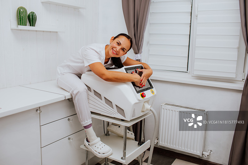 在美容室接受激光治疗的棕发女子图片素材