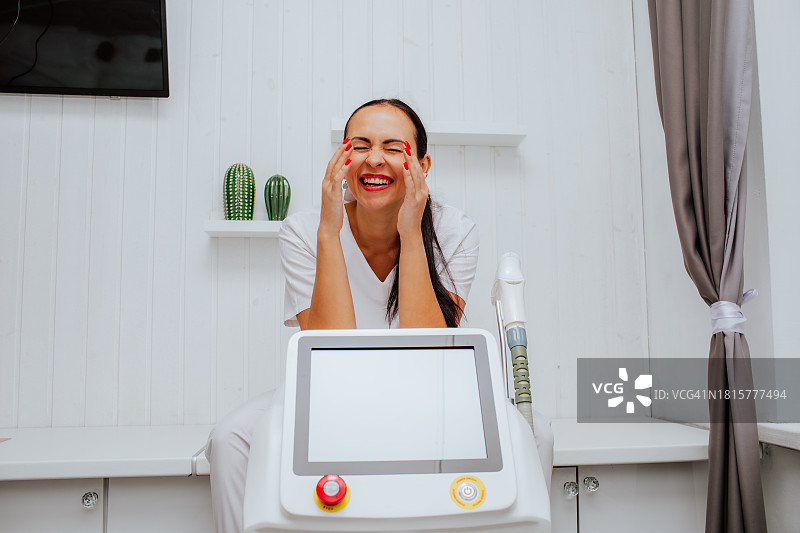 在美容院接受激光治疗的棕发女子图片素材