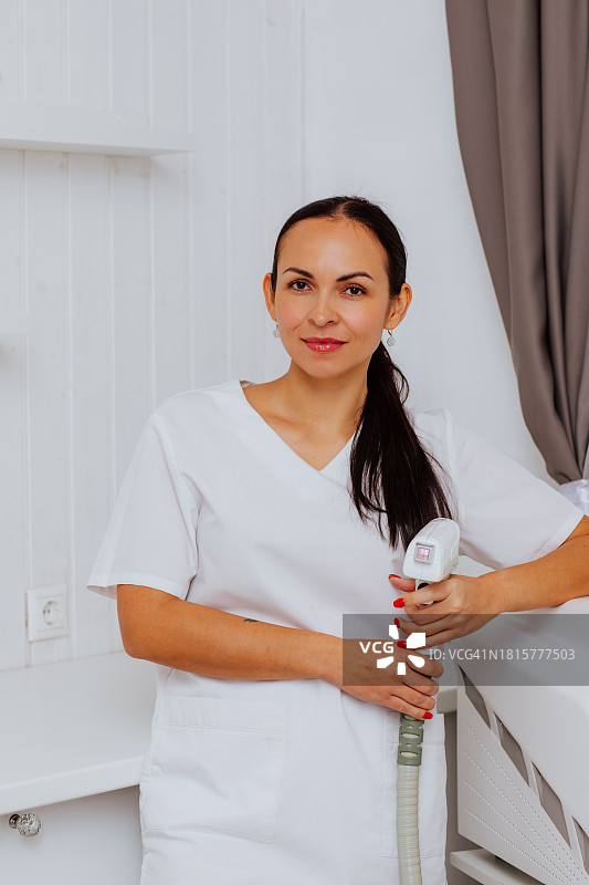 在美容室接受激光治疗的棕发女子图片素材