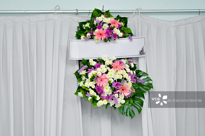 葬礼花圈和祭品，用于火葬场所或葬礼图片素材