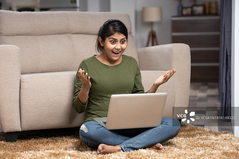 在家使用笔记本电脑的年轻女人照片图片素材