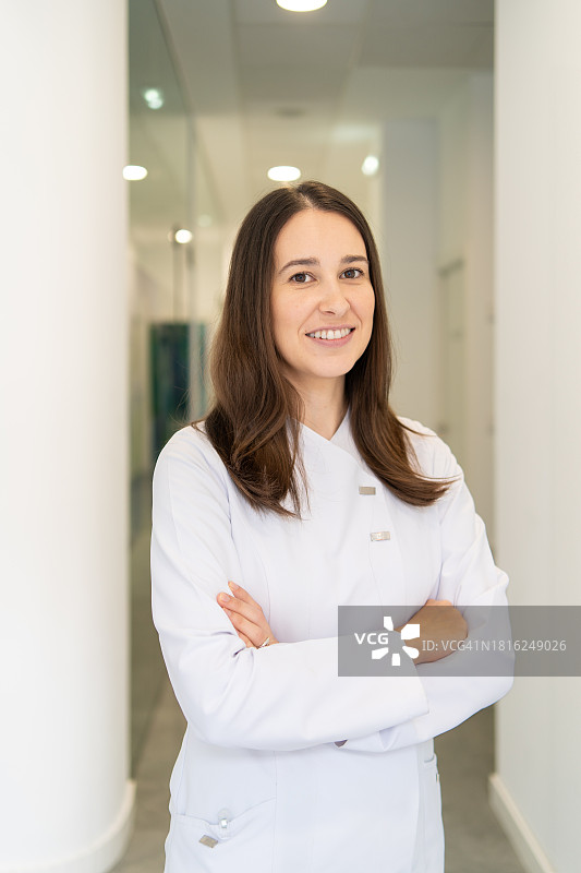 自豪的牙医对着镜头微笑图片素材