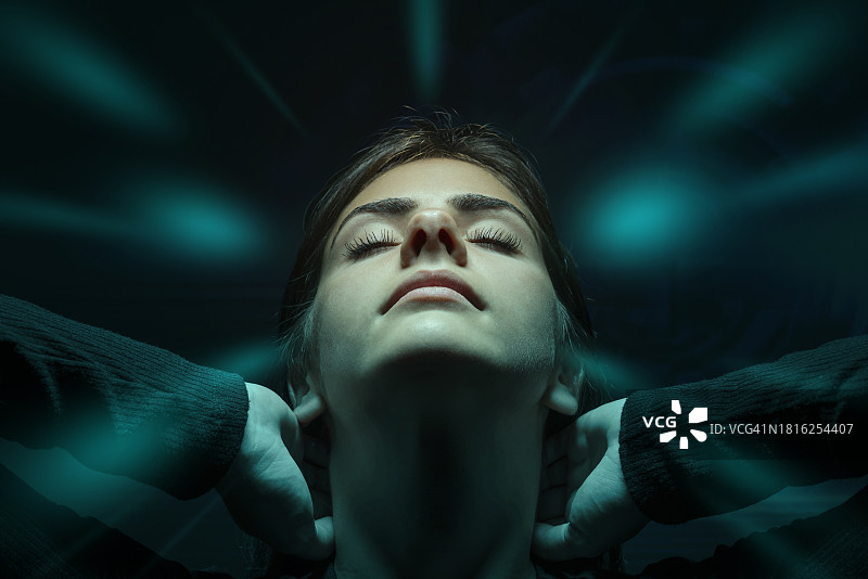 沉浸在元宇宙门户中的女人图片素材