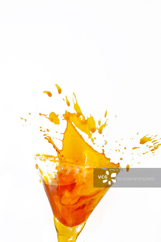 玻璃杯中飞溅出的饮品图片素材