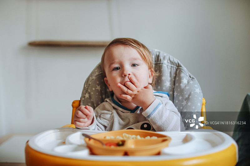 宝宝在家中用手从硅胶盘中取食图片素材
