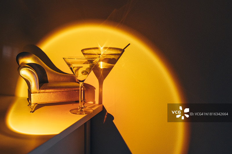 豪华夜总会中带有橄榄的马提尼鸡尾酒图片素材