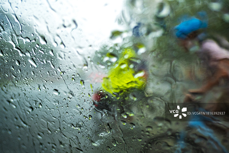 暴雨下的自行车手图片素材