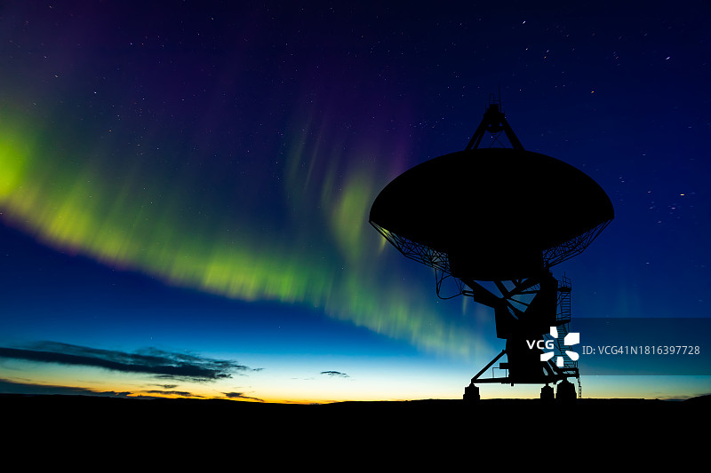 北极光背景下的大型射电望远镜图片素材