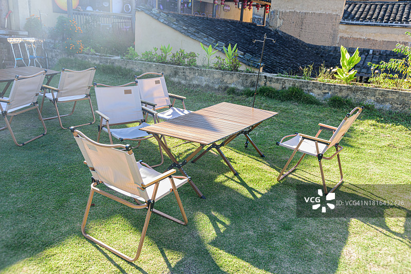 房子前草坪上的户外椅图片素材