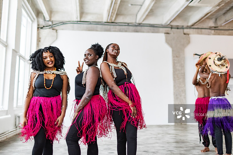 身着非洲传统服饰的黑人跳着部落舞蹈图片素材