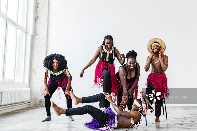 身着非洲传统服饰的黑人跳着部落舞蹈图片素材
