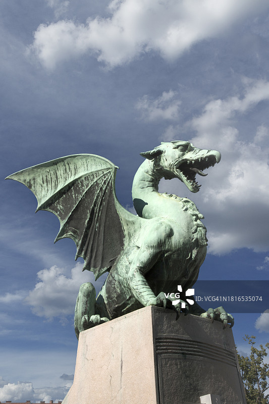 斯洛文尼亚卢布尔雅那龙桥上的龙雕像图片素材