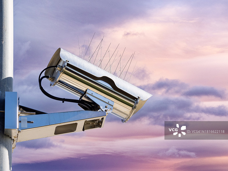 日落天空下的房屋外墙视频监控和安全摄像头图片素材