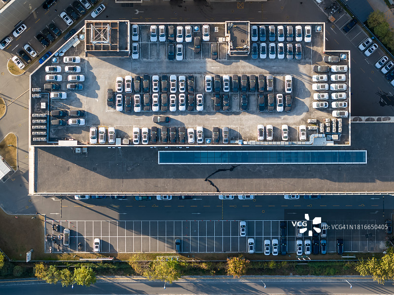 屋顶停车场里成排的汽车图片素材