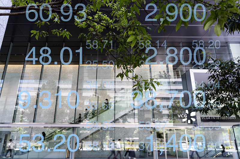 混合叠加通勤商务人士和股票数据图片素材