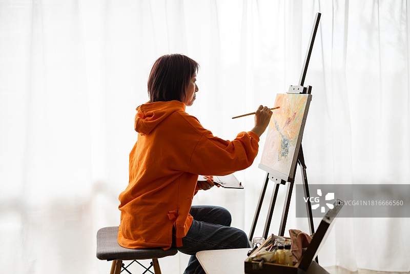 家庭主妇的爱好：绘画房屋图片素材