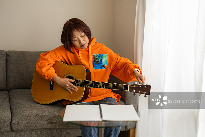 在家把弹吉他当做爱好的女人图片素材