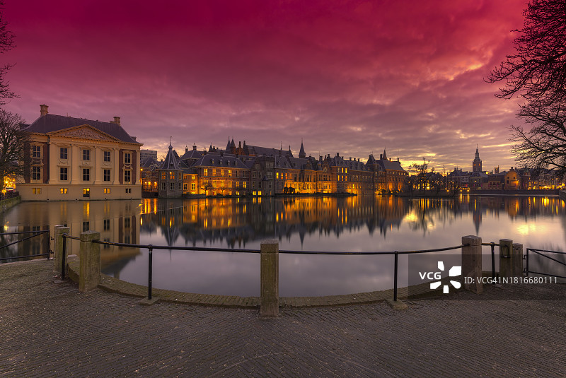 海牙莫瑞泰斯皇家美术馆和国会大厦在霍夫费弗湖的日落倒影图片素材