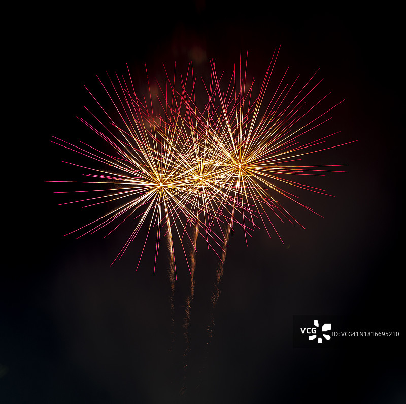 黑色背景上的彩色烟花图片素材