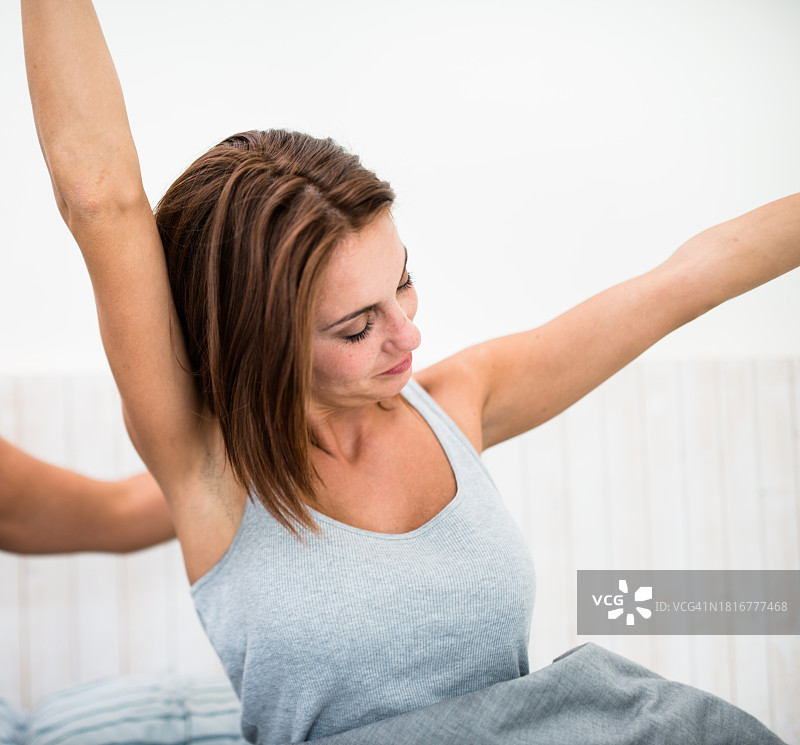 在床上醒来的女人图片素材