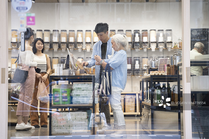 正在体验样品的年长女性图片素材