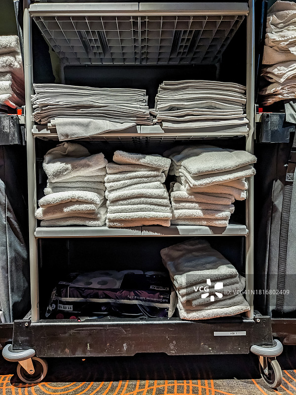 酒店手推车上的干净毛巾堆图片素材