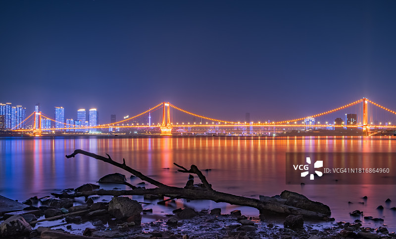 中国湖北武汉夜间悬索桥景色图片素材