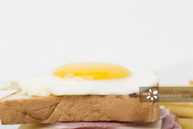 白色背景下的面包特写图片素材