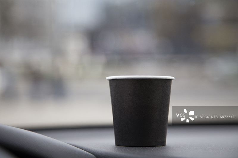 桌子上的近景一次性杯子图片素材