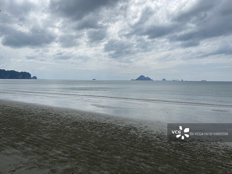 海滩对着天空的美景图片素材