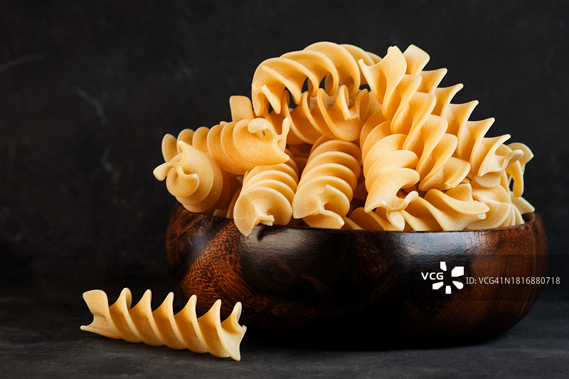 黑色背景下的碗中意面特写图片素材