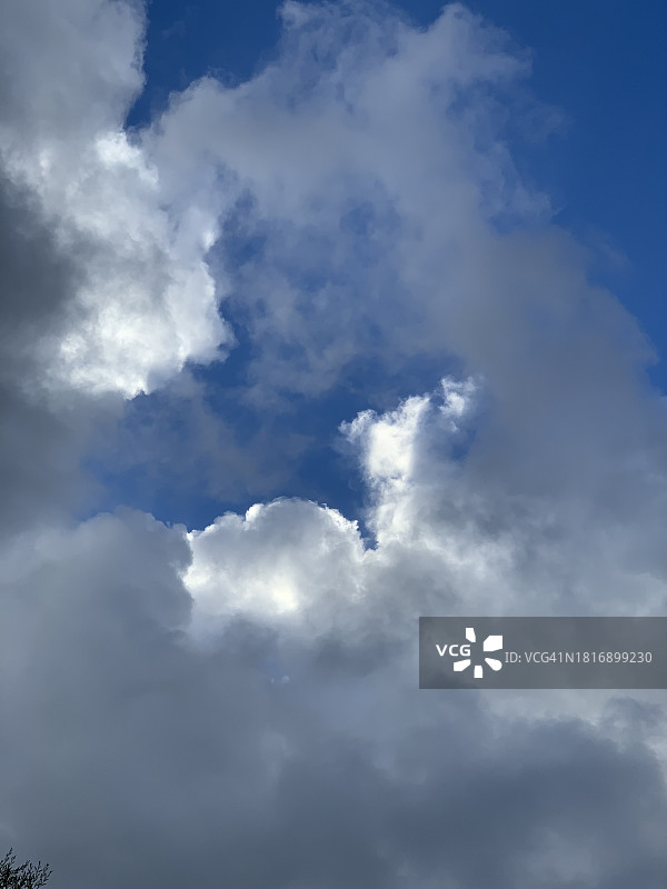 澳大利亚维多利亚州墨尔本的云朵低角度美景图片素材