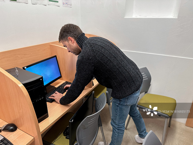 检查电脑的男计算机工程师图片素材