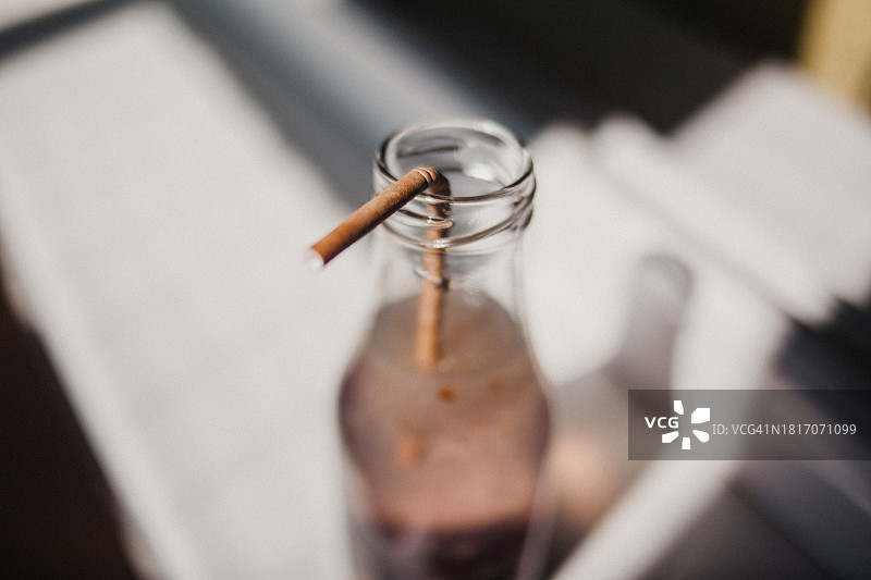 白俄罗斯玻璃杯中的饮品特写图片素材