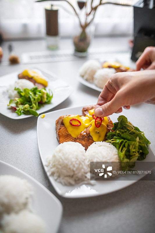 在波兰，女人在桌旁用餐的局部照片图片素材